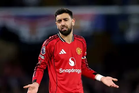  برونو فيرنانديز يصنع أمام تشيلسي ويهدد عرش هنري ودي بروين 